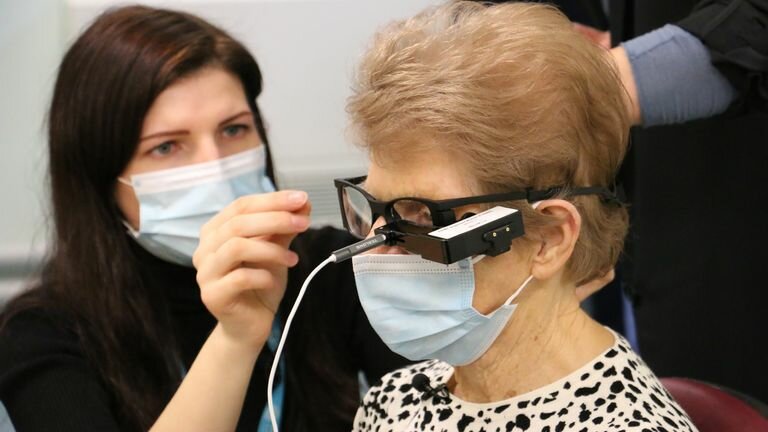 SOUS EMBARGO JUSQU'AU 0001 VENDREDI 21 JANVIER photo non datée publiée par Moorfields Eye Hospital NHS Foundation Trust de lunettes spéciales portées par une grand-mère de 88 ans de Dagenham, dans l'Essex, qui a perdu la vue de son œil gauche et qui est devenue la première personne au Royaume-Uni pour détecter des signaux dans son œil à l'aide d'un "révolutionnaire" nouvelle puce bionique. Date d'émission : vendredi 21 janvier 2022.