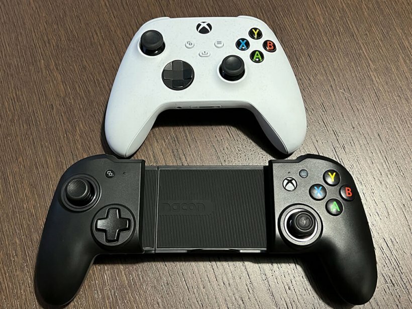 Nacon MG X Pro comparé au contrôleur Xbox