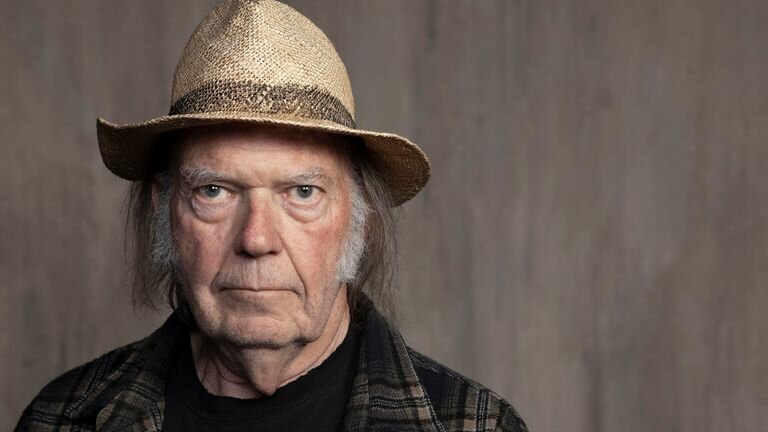 DOSSIER – Neil Young pose pour un portrait à Santa Monica, en Californie, le 9 septembre 2019. Spotify dit qu'il acceptera la demande du rockeur vétéran de retirer sa musique de sa plateforme de streaming. Young a fait cette demande pour protester contre ce qu'il a appelé la décision de l'entreprise de permettre à la désinformation sur le COVID-19 de se répandre sur son service. (Photo de Rebecca Cabage/Invision/AP, File)