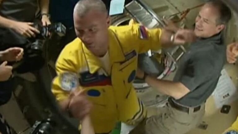 Des cosmonautes accostent à l'ISS en combinaisons jaune et bleue